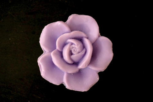 30 gram Liten tvål formad efter blomma. Lila ros.