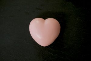 30 gram Liten tvål formad efter hjärtan. Rosa hjärta.