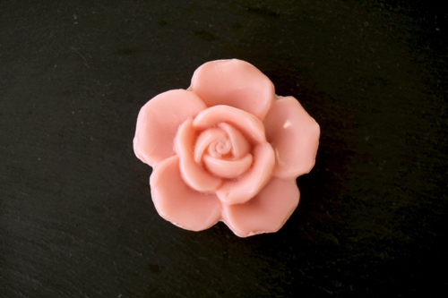 30 gram Liten tvål formad efter blomma. Rosa ros.