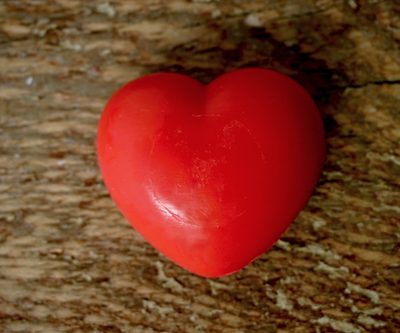 30 gram Liten tvål formad efter hjärtan. Rött hjärta.